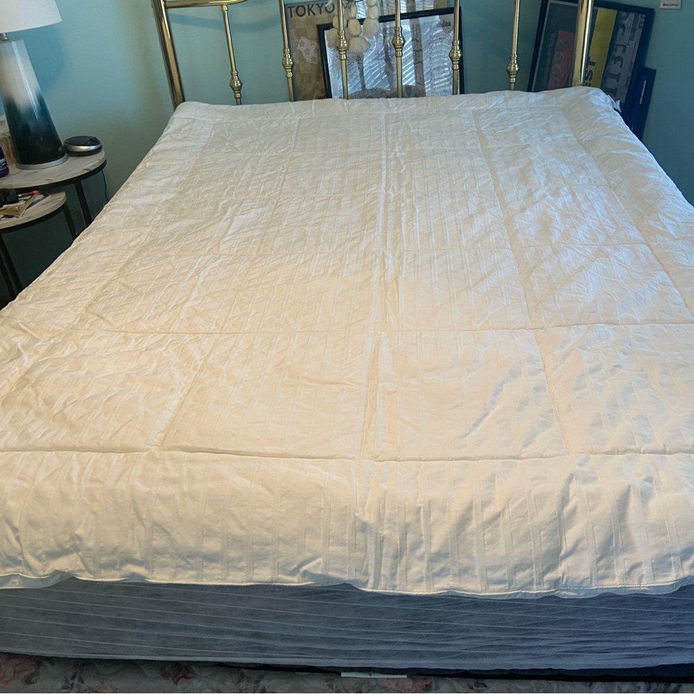 Lightweight white comforter